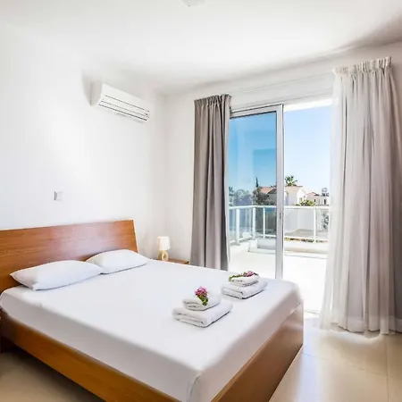 White Moonflower Vilă